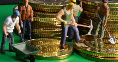 Hombres trabajando en el desarrollo económico.